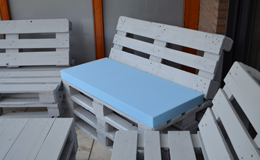 Trendig: Möbel aus Holzpaletten mit Schaumstoffpolster